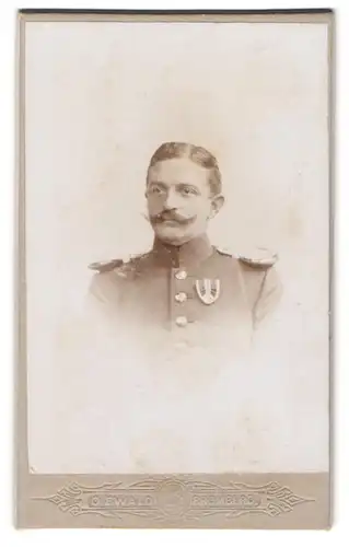 Fotografie O. Ewald, Bromberg, Portrait Soldat in Uniform Gren. 2. PA. Nr. 3 mit Orden und Epauletten
