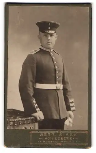 Fotografie Gebr. Giese, Königsberg, junger Soldat in Garde Uniform mit Schirmmütze