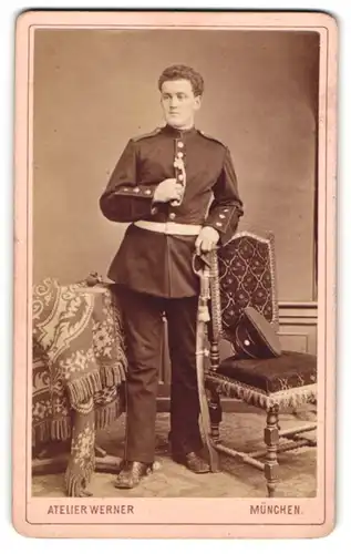 Fotografie Atelier Werner, München, Sodlat in Uniform mit Säbel und Schützenschnur