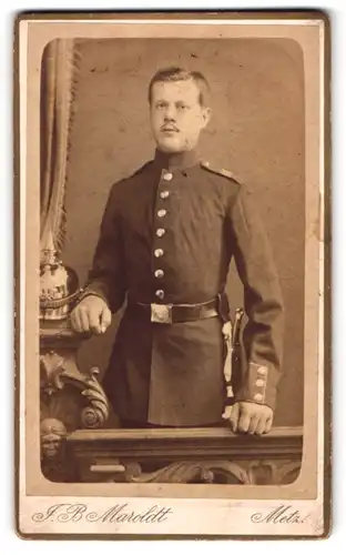 Fotografie F. B. Maroldt, Metz, junger Soldat in Uniform Rgt. 98 mit Picklehaube und Bajonett