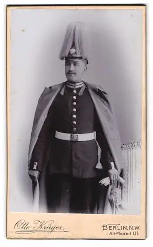 Fotografie Otto Krüger, Berlin, Soldat in Gardeuniform mit Pickelhaube Rosshaarbusch, Uniformmantel