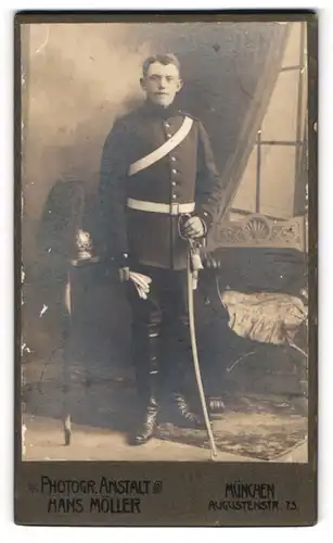 Fotografie Hans Möller, München, junger Soldat in Uniform mit Pickelhaube Rosshaarbusch und Säbel