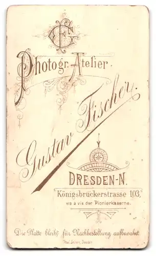 Fotografie Gustav Fischer, Dresden, junger Soldat in Gardeuniform mit Pickehaube Rosshaarbusch und Bajonett