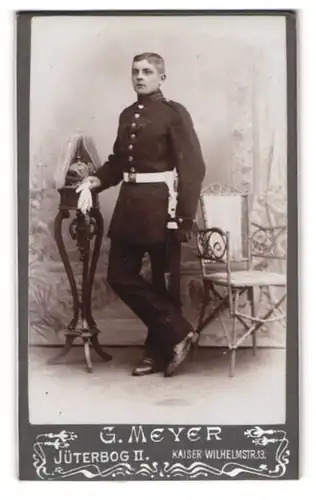 Fotografie G. Meyer, Jüterbog, junger Soldat in Gardeuniform mit Pickelhaube Rosshaarbusch und Bajonett