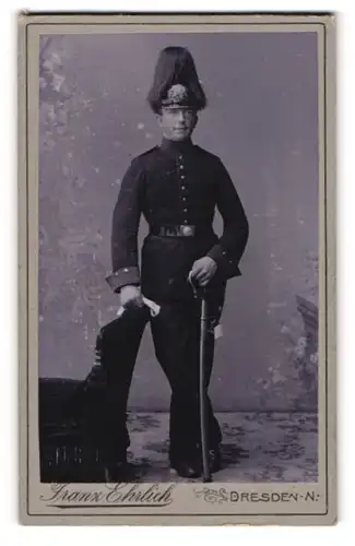 Fotografie Franz Ehrlich, Dresden, sächsischer Soldat in Uniform mit Pickelhaube Rosshaarbusch und Säbel