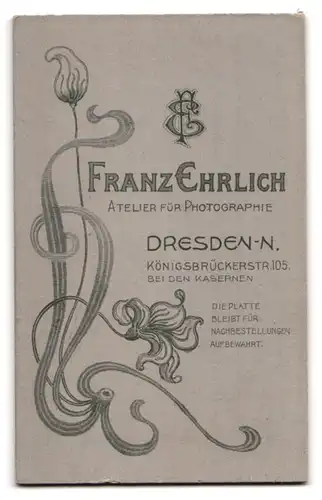 Fotografie Franz Ehrlich, Dresden, sächsischer Soldat in Uniform mit Pickelhaube Rosshaarbusch und Säbel