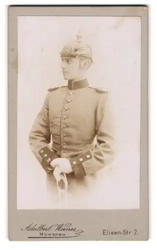 Fotografie Adalbert Werner, München, junger Soldat in Uniform mit Pickelhaube und Epauleten stützt sich auf Säbel
