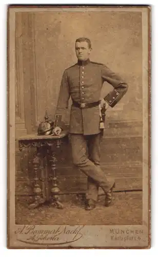 Fotografie A. Bammert Nachf., München, Soldat in Uniform mit Pickelhaube auf dem Tisch, Bajonett