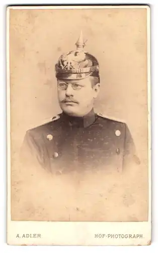 Fotografie A. Adler, Dresden, Portrait Soldat Paul in Uniform mit Pickelhaube und Zwickerbrille