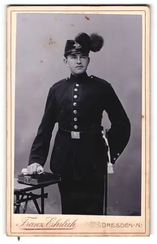 Fotografie Franz Ehrlich, Dresden, Sächsischer Jäger in Uniform Schützen-Füsilier Rgt. 108 Prinz Georg mit Tschako