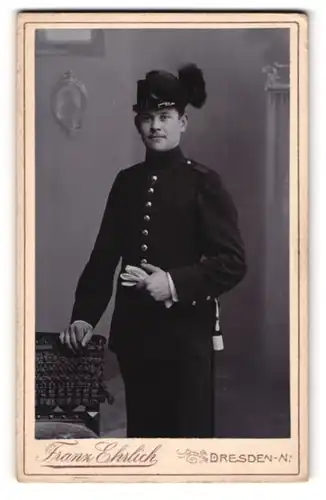 Fotografie Franz Ehrlich, Dresden, Soldat Sächsischer Jäger, Uniform Schützen-Füsilier-Rgt. 108 Prinz Georg, Tschako