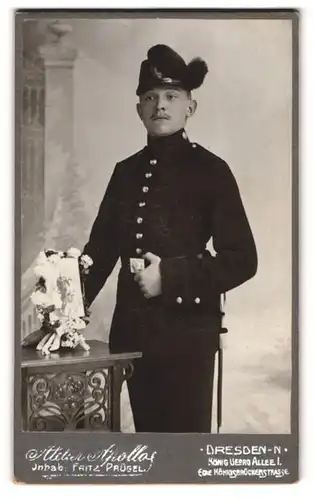 Fotografie Apollo, Dresden, Soldat der Sächsischen Jäger, Uniform Schützen-Füsilier-Rgt. 108 Prinz Georg, Tschako