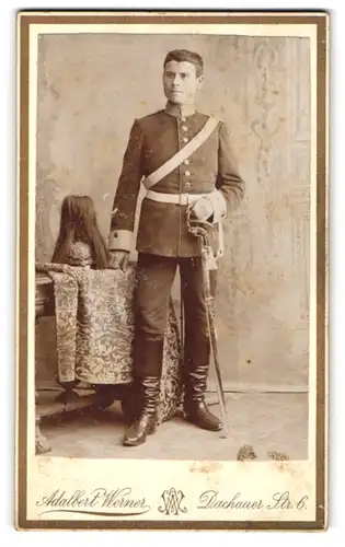 Fotografie Adalbert Werner, München, Portrait junger Soldat in Uniform mit Pickelhaube Rosshaarbusch, Säbel
