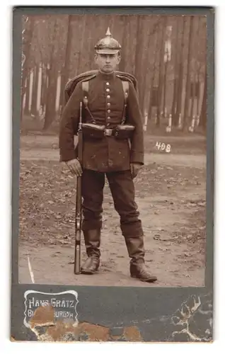 Fotografie Hans Gratz, Blankenburg / Harz, Soldat in Feldgrau Uniform mit Ausmarschgepäck, Pickelhaube, Karabiner