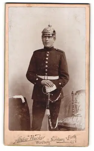 Fotografie Atelier Wacker, Nürnberg, junger Soldat in Uniform mit Pickelhaube und Säbel Portepee