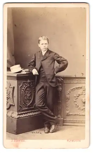 Fotografie J. Hawke, Plymouth, junger stattlicher Knabe im Anzug mit Hut posiert im Atelier