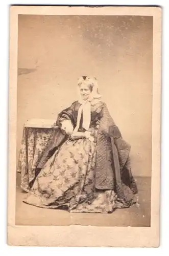 Fotografie G. & J. Hall, Wakefield, ältere Dame im gemusterten Kleid mit Überwurf und Haube