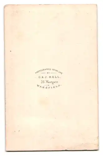 Fotografie G. & J. Hall, Wakefield, ältere Dame im gemusterten Kleid mit Überwurf und Haube