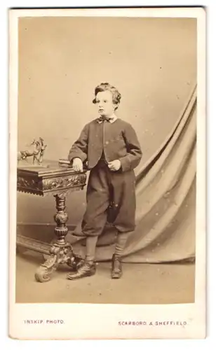 Fotografie Inskip, Scarboro, junger Knabe im Anzug mit Knickerbocker und Locken