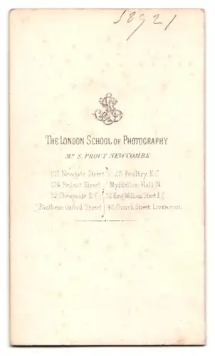 Fotografie London School of Photog., London, älterer Herr im dunklen Anzug mit voluminöser Schifferkrause