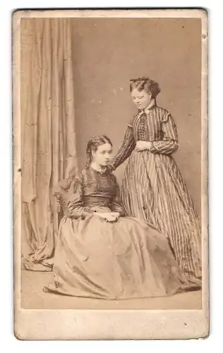 Fotografie E. Gregson, Halifax, zwei junge hübsche Damen in Biedermeierkleidern mit Locken