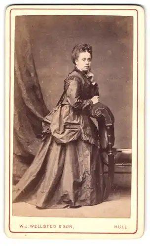 Fotografie W. J. Wellstedt & Son, Hull, junge Frau im seidenen Biedermeierkleid mit hochgebundenen Haaren