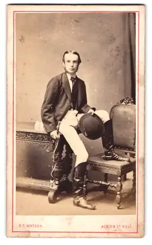 Fotografie E. T. Watson, Hull, junger Mann in Reiterkleidung mit Lederstiefeln und Gerte, Melone