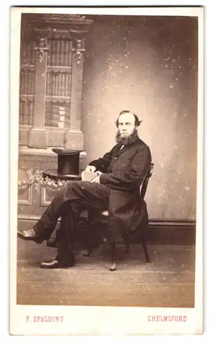 Fotografie F. Spalding, Chelmsford, älterer Herr im dunklen Anzug mit Zylinder und Schifferkrause