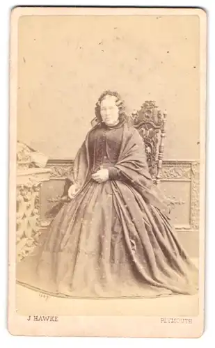 Fotografie J. Hawke, Plymouth, ältere Dame im weiten Biedermeierkleid mit Haube und Überwurf