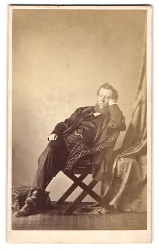 Fotografie Alfred T. Heath, London, Herr im dunklen Anzug mit Schifferkrause sitzt lässig in einem Stuhl
