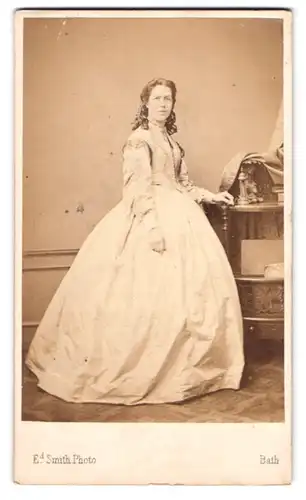 Fotografie Ed. Smith, Bath, junge Frau im weissen Reifrockkleid mit Locken