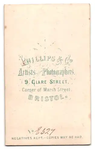 Fotografie Phillips & Co., Bristol, Dame im bestickten Biedermeierkleid mit zwei Farbigem Rock