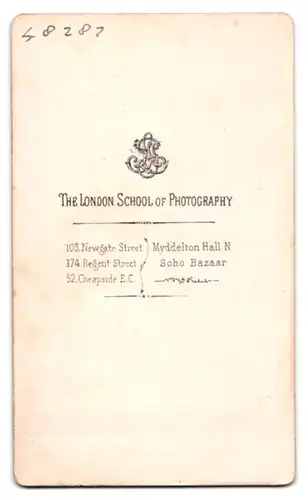 Fotografie London School of Photography, London, Portrait ältere Dame im dunklen Kleid mit Korkenzieherlocken