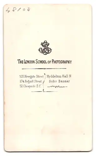 Fotografie London School of Photography, London, junger Mann im feinen Anzug mit Lackschuhen sitzend im Atelier