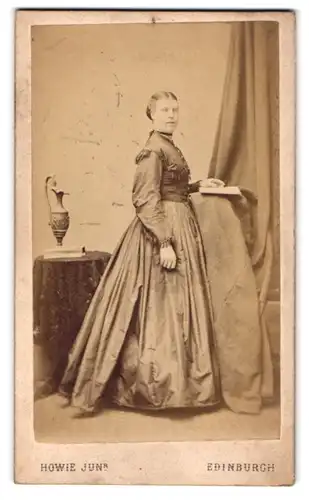 Fotografie Howie Jun., Edinburgh, Dame im seidenen Kleid posiert stehend im Atelier