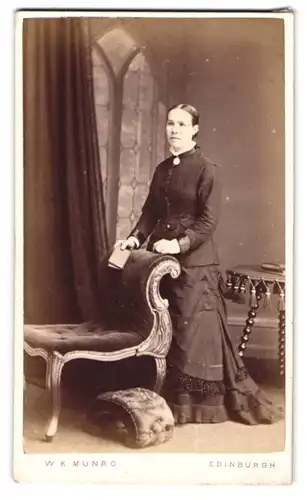 Fotografie W. K. Munro, Edinburgh, junge Frau im dunklen Kleid mit Spitzenkragen und Brosche