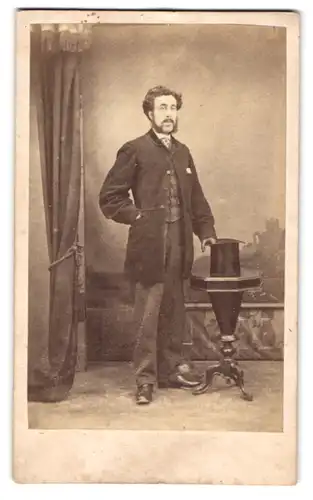 Fotografie G. Villiers, Newport, waliser Herr im dunklen Anzug mit Zylinder und Backenbart steht posierend im Atelier