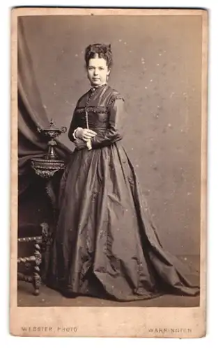 Fotografie Webster, Warrington, Bridge Street 33, junge Frau im dunklen Biedermeierkleid mit Haarschleife