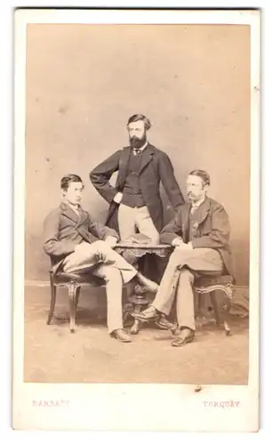 Fotografie Parratt, Torquay, drei englische Herren in Anzügen im Trio posiered im Atelier