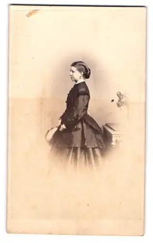 Fotografie J. Gillam, Brechin, junge Schottin im dunklen Biedermeierkleid mit zurückgebundene Haaren