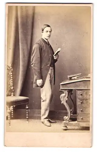 Fotografie London Stereoscopic Co., London, Portrait junger Herr im Anzug mit heller Hose stehend im Atelier