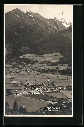 AK Niedernsill im Pinzgau, Gesamtansicht mit Gebirgswand