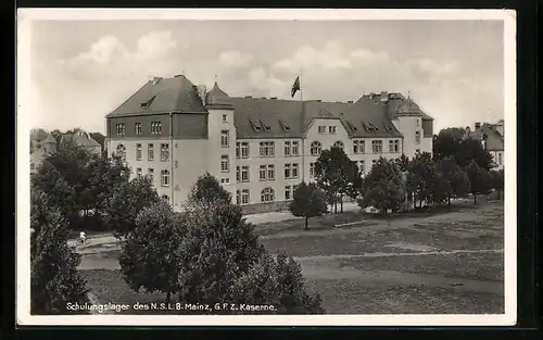 AK Mainz, Schulungslager des N.S.L.B., Ansicht der G.F.Z.-Kaserne mit flagge