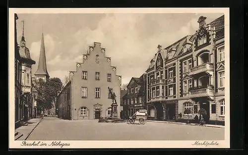 AK Brakel /Nethegau, Partie am Marktplatz mit Denkmal und Kirche