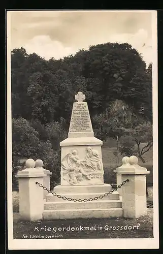 AK Grossdorf, Kriegerdenkmal mit Bäumen