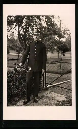 AK Feuerwehrmann in Uniform mit Helm und Trompete