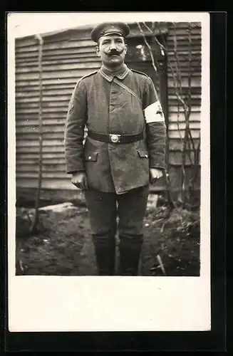 AK Uniformfoto eines deutschen Sanitätssoldaten mit Rotkreuzarmbinde