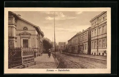 AK Zossen, Bahnhofstrasse mit Mann