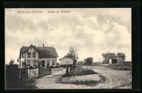 AK Schaalby /Kr. Schleswig, Partie am Bahnhof mit unbefestigter Strasse und Häusern