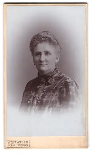 Fotografie Atelier Wertheim, Berlin, Leipzigerstr., eine ältere Dame im karierten Kleid